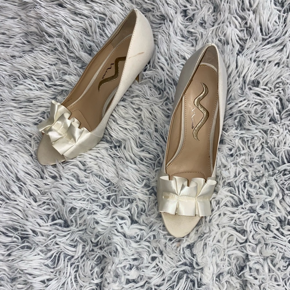 Nina Shoe, Ivory Pumps, Lightly Worn, Light Scuffs